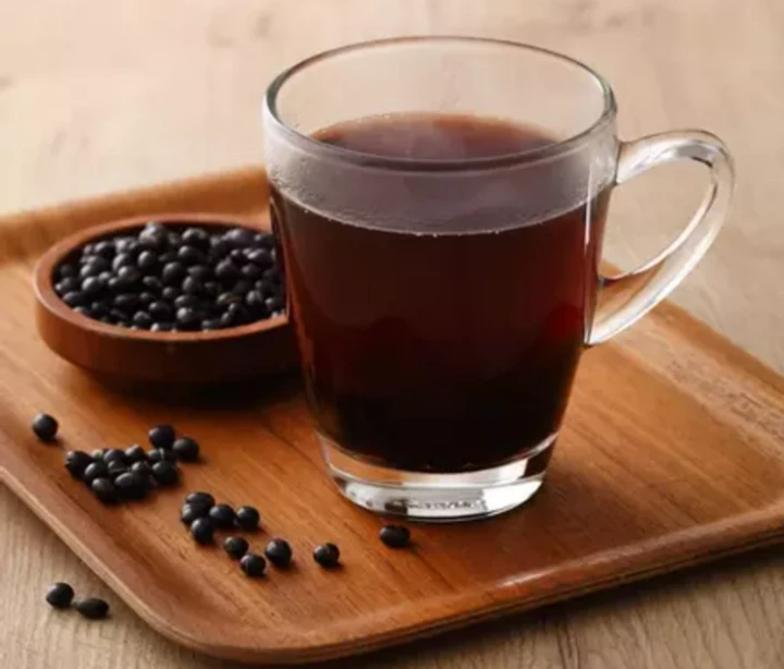 Nước đậu đen rang giúp thanh lọc cơ thể, hỗ trợ tiêu hóa và giảm phù nề nhờ hàm lượng khoáng chất dồi dào. Thức uống này còn giàu chất chống oxy hóa, giúp da sáng hơn, giảm mụn viêm và hạn chế lão hóa sớm. Uống đều giúp cơ thể nhẹ, khỏe và đẹp từ bên trong.