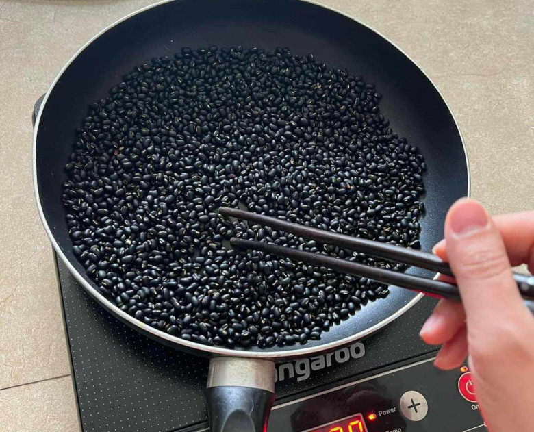 Nước đậu đen rang cực kỳ dễ làm, phù hợp cho người bận rộn. Chỉ cần rang đậu rồi nấu với nước vài phút là có ngay thức uống thanh mát, tốt cho sức khỏe.