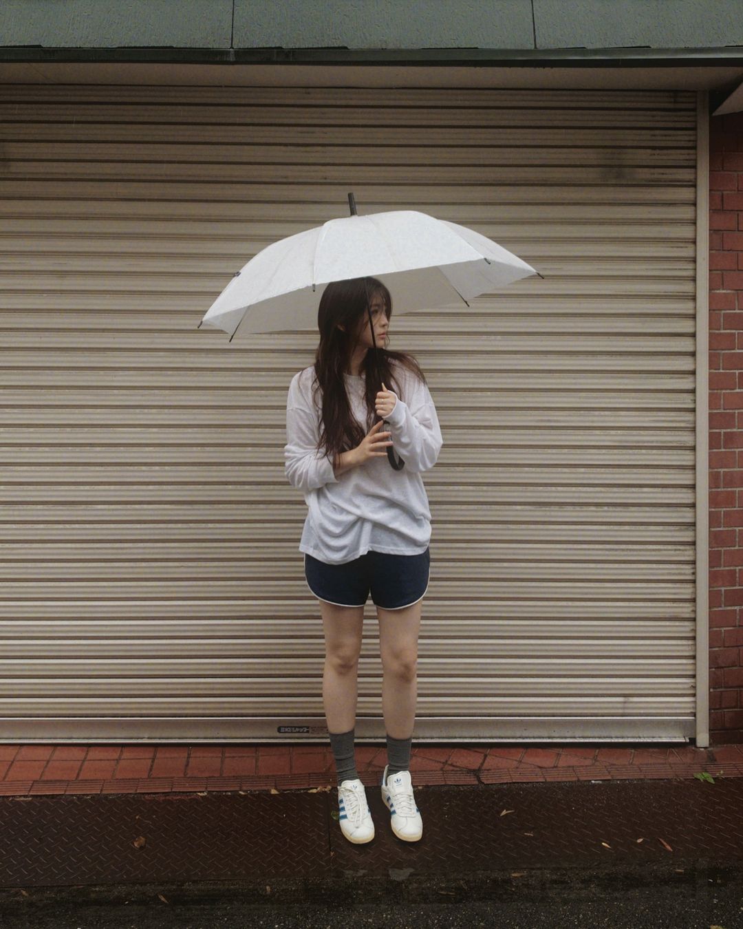 Thay vì giày hở mũi hoặc da bóng, hãy chọn giày loafer da lì, boots cổ ngắn hoặc giày thể thao nhẹ để chống nước tốt hơn. Ngoài ra, nên mang theo khăn giấy khô và túi bọc giày trong cốp. Vừa giữ chân khô ráo, vừa đảm bảo phong cách lịch sự khi đến công sở.