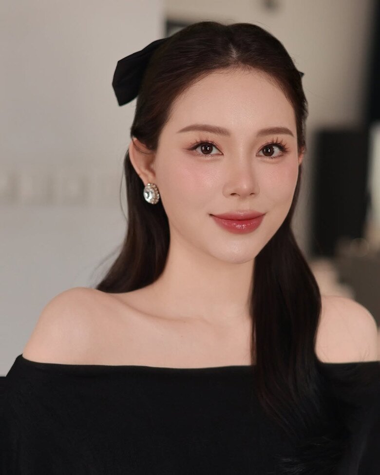 Linh Rin có gương mặt với đường nét hài hòa và làn da sáng. Cô không sắc sảo nhưng có nét nhẹ nhàng, dễ tạo thiện cảm. Lối trang điểm tự nhiên, tóc buông gọn và phong thái điềm tĩnh giúp Linh Rin luôn giữ hình ảnh nền nã, đúng tuổi và tinh tế.