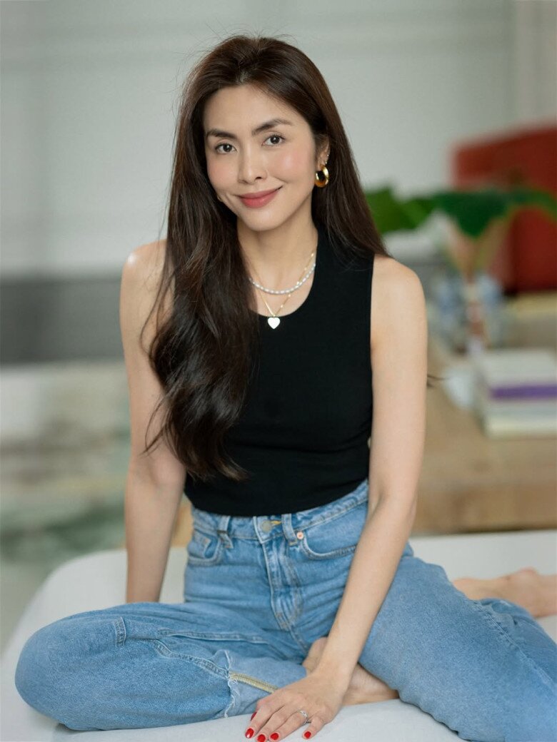 Tăng Thanh Hà sở hữu gương mặt hài hòa, nụ cười hiền và làn da rám nắng đặc trưng. Ở tuổi 39, cô vẫn giữ vẻ tự nhiên, tươi sáng và gần gũi. Không cần trang điểm cầu kỳ, Hà Tăng vẫn gây thiện cảm nhờ thần thái nhẹ nhàng, đúng kiểu đẹp theo thời gian.