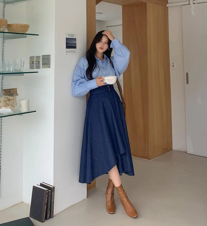 Chân váy chữ A là vũ khí giúp chị em hack dáng hiệu quả. Dáng váy này vừa giúp che khuyết điểm vòng 2, vừa làm đôi chân trông dài và thanh thoát hơn. Kết hợp với áo sơ mi dáng ôm nhẹ, bạn sẽ có ngay outfit vừa trẻ trung vừa thanh lịch tuyệt đối.