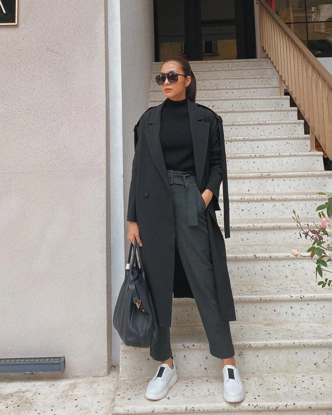 Áo trench coat là biểu tượng của sự thanh lịch, sang chảnh mà nhiều mỹ nhân Việt yêu thích. Thiết kế dáng dài, có đai thắt eo giúp tôn dáng hiệu quả. Chỉ cần khoác trench coat bên ngoài trang phục đơn giản, tổng thể đã trở nên tinh tế và thời thượng.