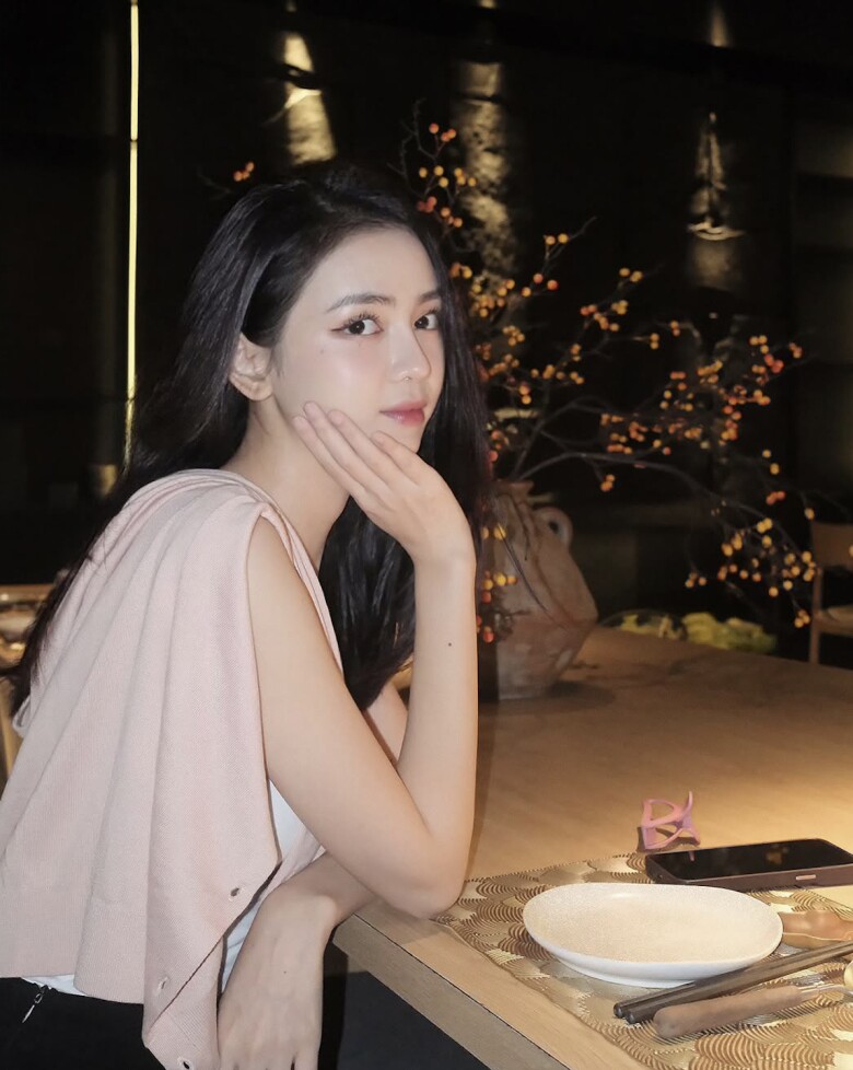 Quỳnh Chi ghi điểm với gương mặt nhỏ nhắn, làn da sáng mịn và nụ cười duyên dáng. Ánh mắt hiền hòa cùng phong thái nhẹ nhàng giúp cô được ví như “hoa hậu đời thường”. Dù không nổi tiếng, Quỳnh Chi vẫn gây thương nhớ nhờ nét đẹp tự nhiên, chuẩn mực và thanh tao.