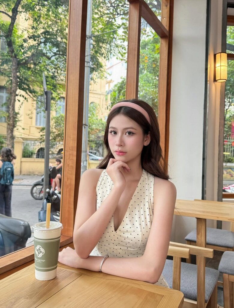 Quỳnh Anh sở hữu gương mặt thanh thoát, làn da trắng mịn và nụ cười trong trẻo. Đôi mắt to tròn cùng đường nét mềm mại giúp cô toát lên vẻ nhẹ nhàng, nữ tính. Dù trang điểm đơn giản, Quỳnh Anh vẫn ghi điểm nhờ thần thái dịu dàng, sang chảnh như “nàng thơ Hà thành”.