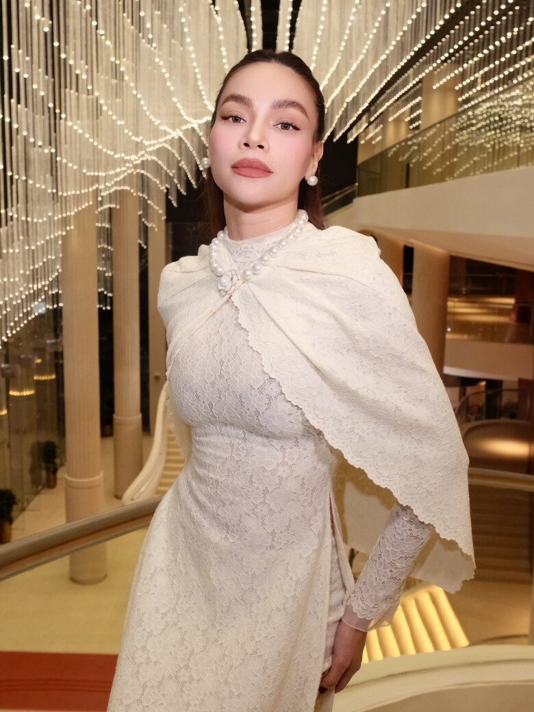 Với nhan sắc rạng rỡ, vóc dáng chuẩn mực cùng lối sống tích cực, Hồ Ngọc Hà không chỉ là biểu tượng thời trang mà còn là nguồn cảm hứng cho phái đẹp trong hành trình chăm sóc bản thân. Cô chứng minh rằng phụ nữ đẹp nhất khi yêu bản thân và sống kỷ luật.