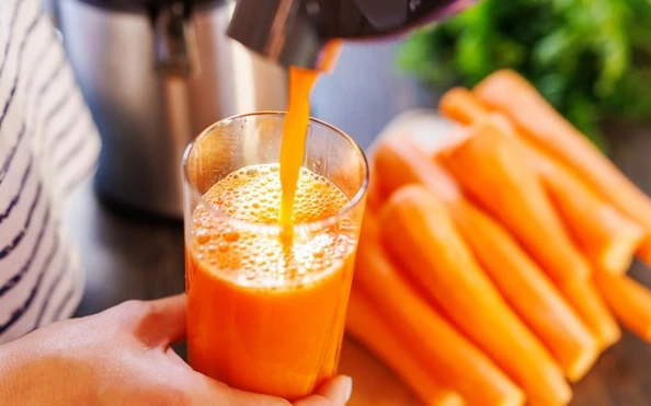 Nước ép cà rốt là “thần dược” làm đẹp da của Lý Gia Hân. Thức uống giàu beta-carotene, vitamin A và C giúp bảo vệ da khỏi tia UV, kích thích sản sinh collagen và làm sáng da. Uống đều đặn mỗi sáng giúp cô giữ làn da căng mịn, hồng hào, tràn đầy sức sống.