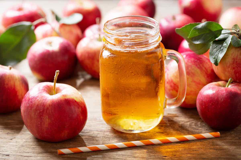 Nước ép táo là món cô yêu thích mỗi sáng để thanh lọc cơ thể và duy trì vóc dáng. Táo chứa polyphenol và pectin giúp chống oxy hóa, giảm hấp thu chất béo và làm chậm lão hóa. Thói quen này giúp Lý Gia Hân giữ làn da sáng mịn, mềm mại và vóc dáng thon gọn.
