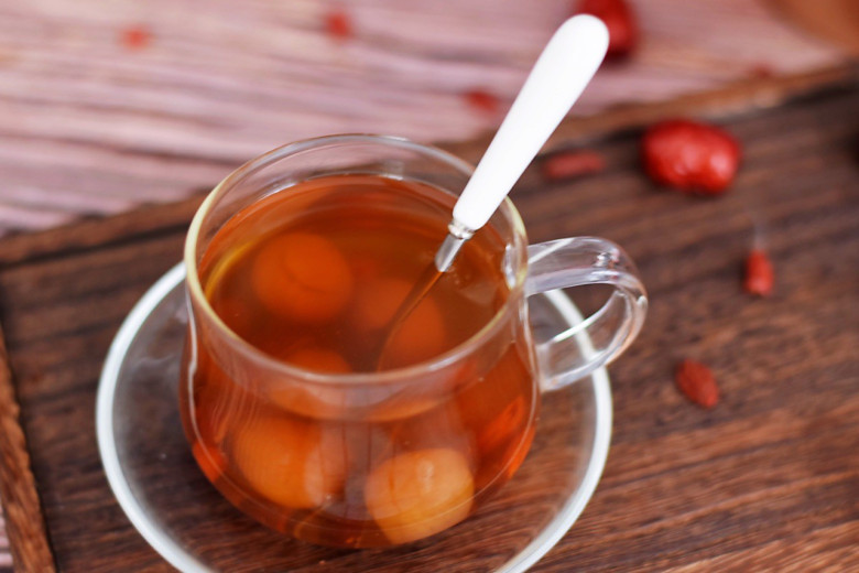 Trà táo đỏ và long nhãn là bí quyết giúp Lý Gia Hân ngủ ngon, giảm căng thẳng và dưỡng da từ bên trong. Táo đỏ giúp hồng da, cải thiện tuần hoàn máu; long nhãn hỗ trợ an thần và tái tạo da. Nhờ uống đều đặn, cô luôn rạng rỡ, tinh thần thư thái, trẻ trung.