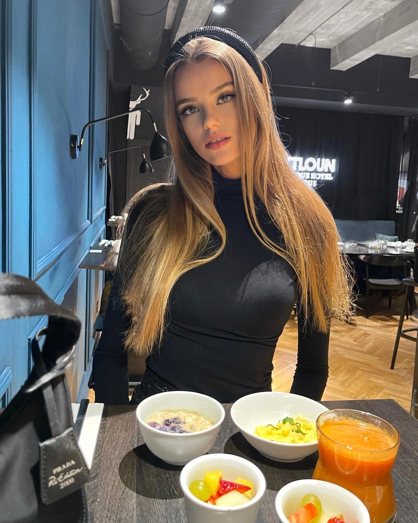 Bữa sáng của Hoa hậu Krystyna Pyszková gồm cháo yến mạch, trứng gà và trái cây tươi. 