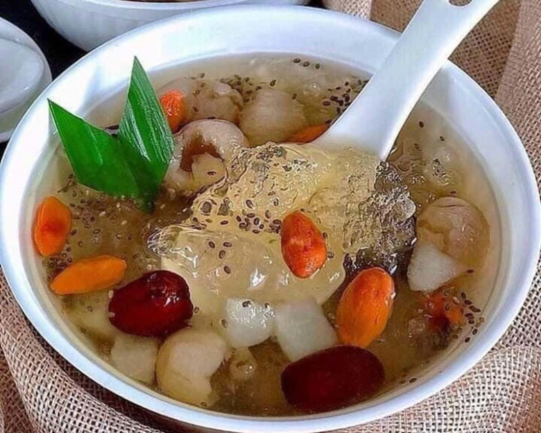 Chè dưỡng nhan có tác dụng thanh nhiệt, giải độc, giúp mát gan và cải thiện giấc ngủ. Nhờ chứa nhựa đào, tuyết yến, nấm tuyết và các nguyên liệu bổ khí huyết, món chè hỗ trợ tăng sinh collagen, dưỡng ẩm sâu, làm da căng mịn, sáng khỏe và hạn chế lão hóa. (Ảnh minh hoạ)