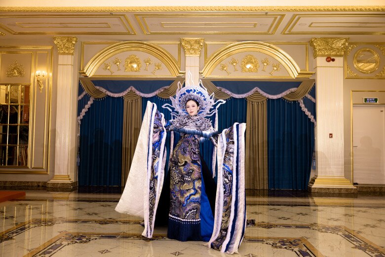 Thiết kế Cửu Long Ẩn Vân là trang phục dân tộc của Hoa hậu Kiều Duy tại Miss International 2025.