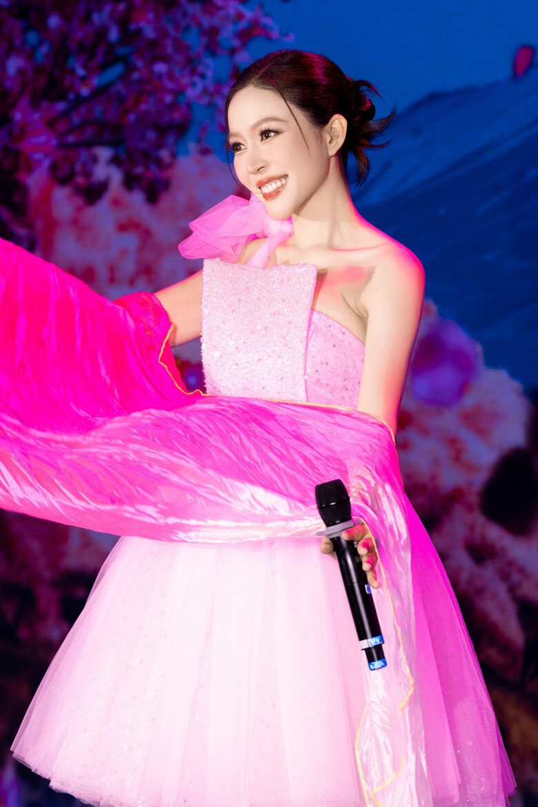 Mỹ nhân sinh năm 2003 được nhận xét là đa tài khi có thể ca hát, nhảy múa.