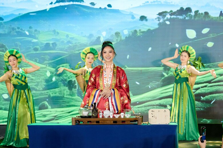 Hoa hậu Phương Linh mở đầu bằng tiết mục múa trà.