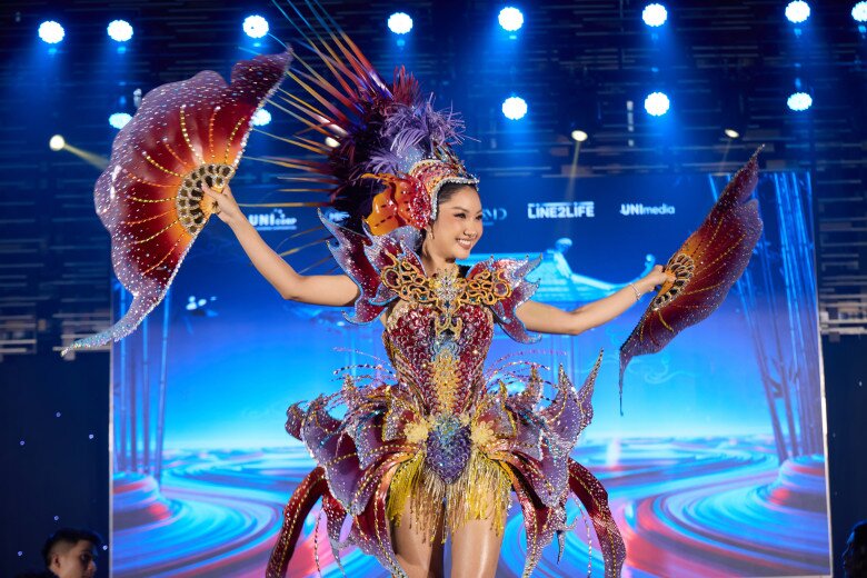 Đại diện Việt Nam lần đầu trình diễn trang phục cho phần thi Carnival Costume mang tên Cá Chép Hoá Rồng.