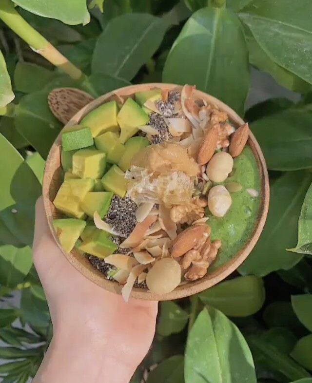 Trái cây giàu vitamin C và chất chống oxy hóa, giúp tăng sinh collagen tự nhiên, làm sáng da và giảm thâm sạm. Hàm lượng nước và chất xơ cao hỗ trợ tiêu hóa, hạn chế mụn nội tiết và giữ cơ thể nhẹ nhàng. Đây là phần không thể thiếu trong bữa sáng đẹp da của Phương Khánh.