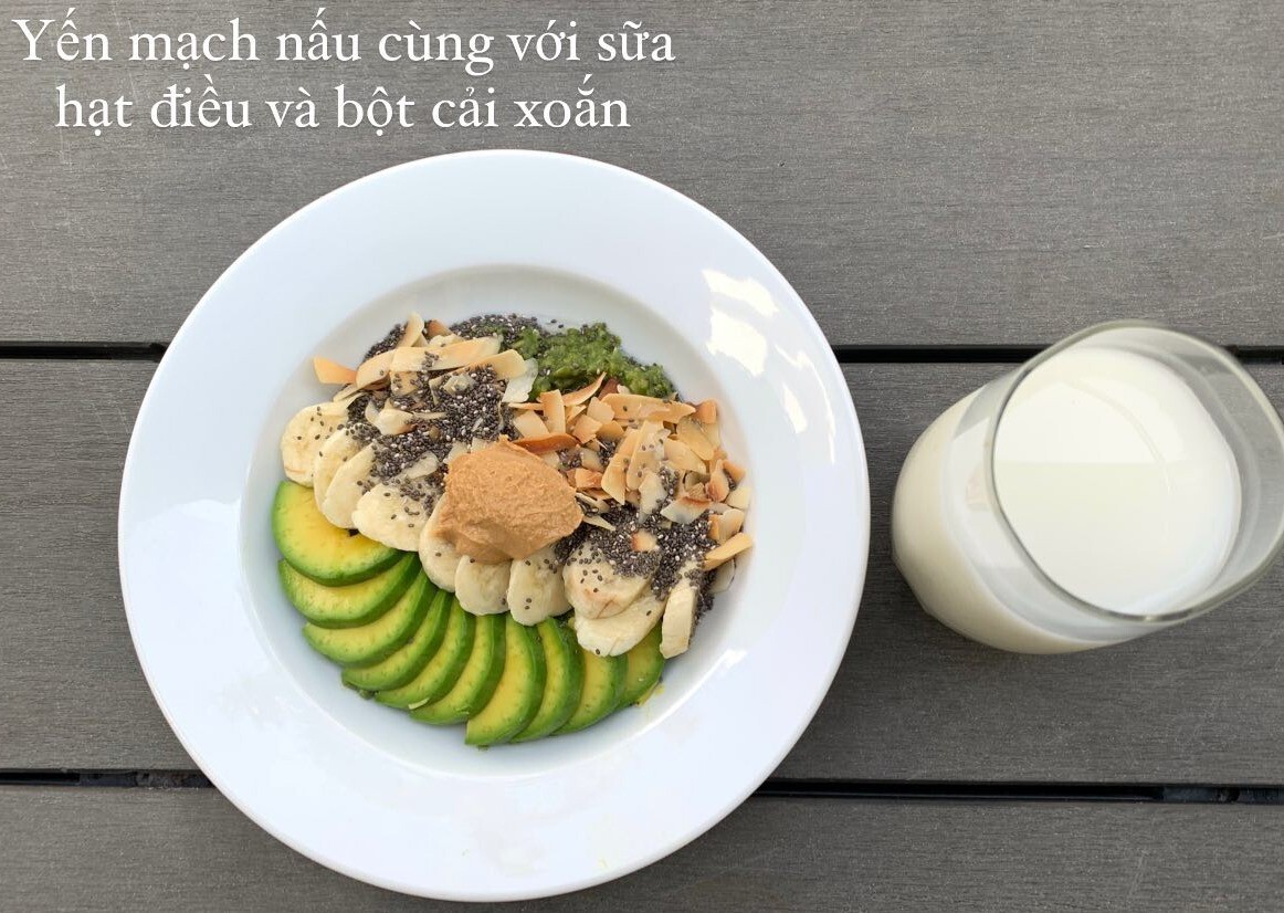 Sữa hạt chứa nhiều chất béo tốt và vitamin E, giúp da mềm mại, chống oxy hóa và hạn chế lão hóa sớm. Khi dùng không đường, sữa hạt còn hỗ trợ kiểm soát cân nặng và giảm tinh bột xấu. Đây là “mảnh ghép” giúp bữa sáng của Phương Khánh nhẹ bụng nhưng đầy đủ năng lượng.