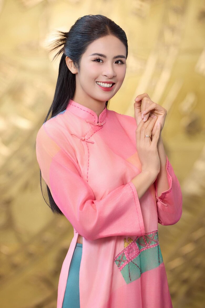 Hoa hậu Ngọc Hân sở hữu mái tóc đen óng ả, suôn mượt tự nhiên và dày khỏe chuẩn nét đẹp Á Đông. Mỗi khi xuất hiện, mái tóc của cô luôn toát lên sự mềm mại, nữ tính và sang trọng. Bí quyết nằm ở lối sống lành mạnh cùng thói quen chăm tóc kiên trì, thuần tự nhiên.