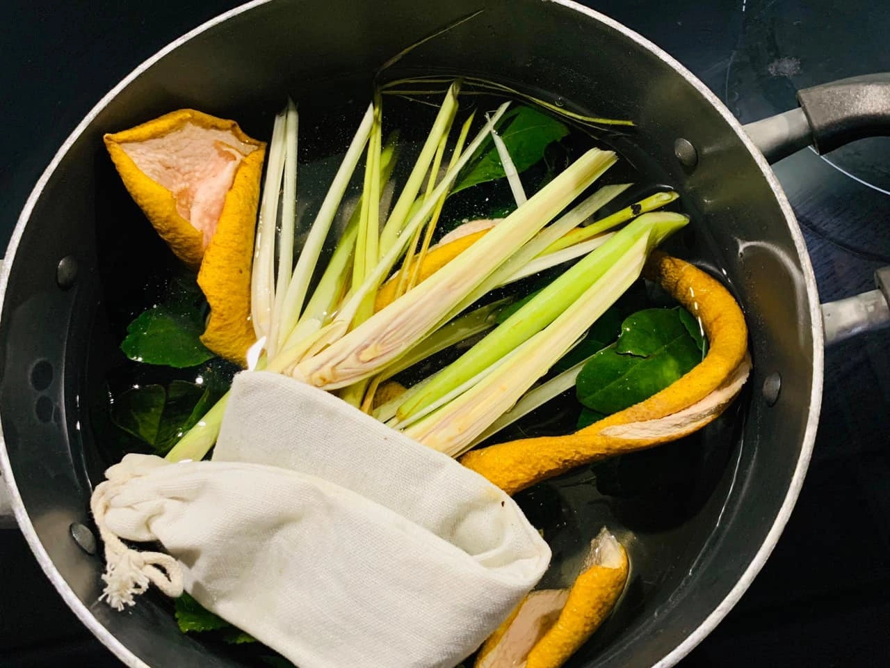 Bồ kết giàu saponin và flavonoid, có khả năng làm sạch da đầu, trị gàu và kích thích mọc tóc. Nước gội từ bồ kết giúp tóc mềm, chắc khỏe và đen bóng tự nhiên. Kết hợp cùng lá hương nhu và sả, công thức này đã giúp mái tóc của Hoa hậu Ngọc Hân giảm rụng rõ rệt, trở nên chắc khỏe và bóng mượt tự nhiên.