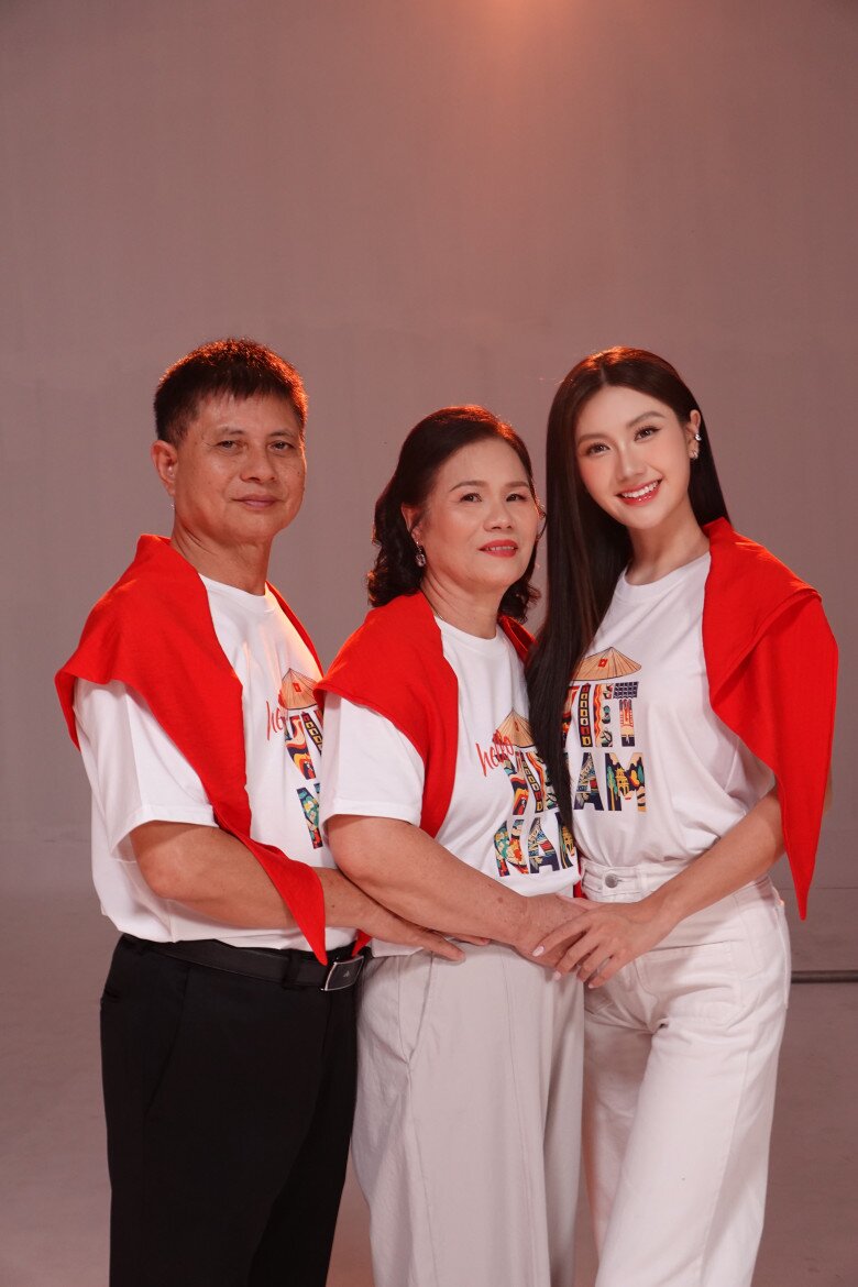 Hoa hậu Phương Linh hạnh phúc bên cạnh bố mẹ.