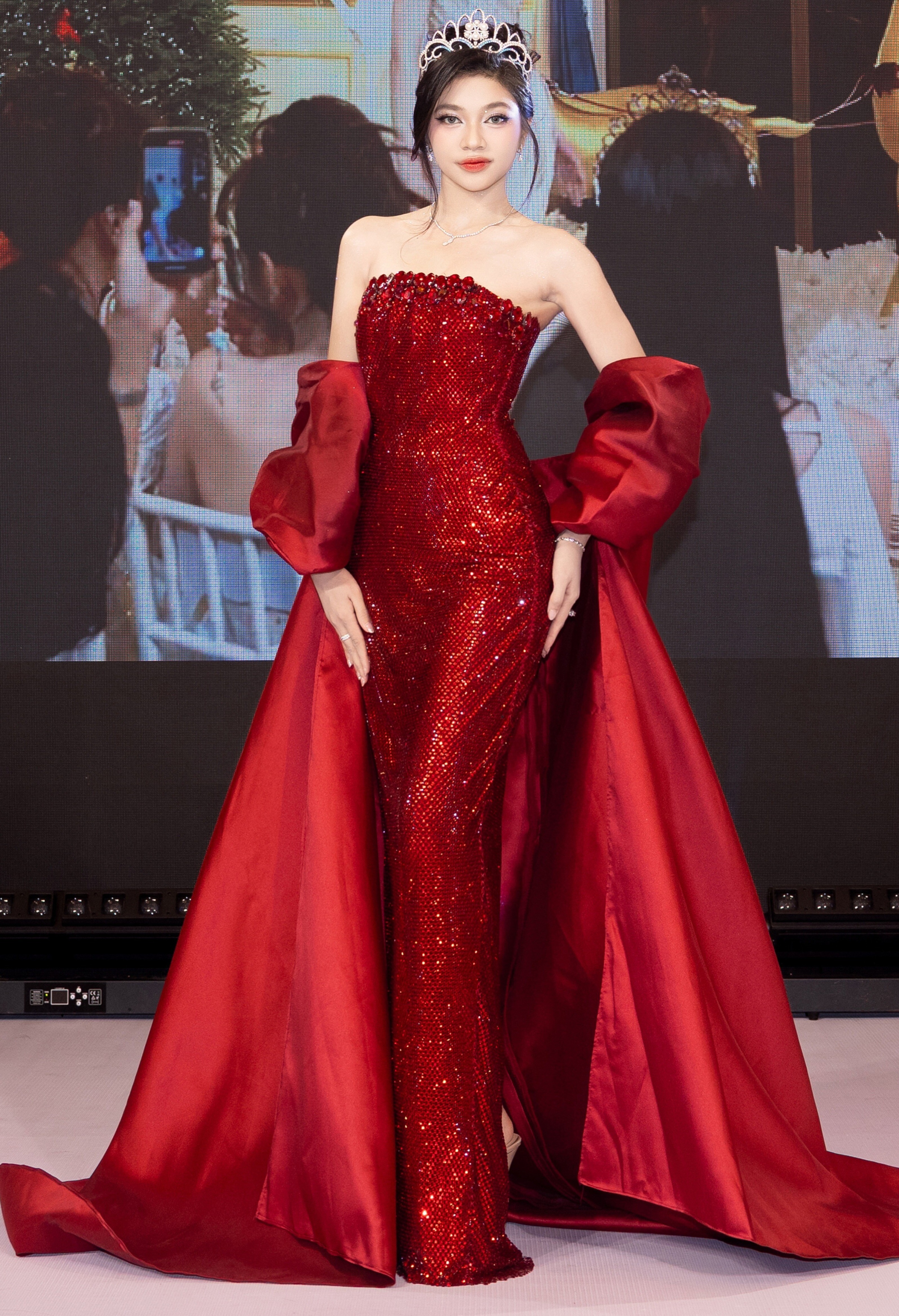 Á hậu Minh Kiên diện váy đỏ bó sát khoe da trắng đẹp mướt mắt.
