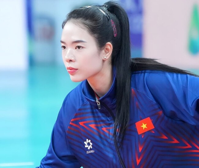Hoa khôi bóng chuyền Lê Thanh Thúy vinh dự trở thành người cầm cờ cho đoàn Việt Nam tại SEA Games 33. 