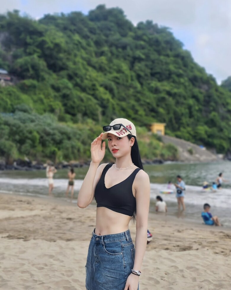 Nhờ chế độ ăn uống khoa học và chăm chỉ tập luyện, Thanh Thúy sở hữu thân hình săn chắc, đặc biệt vòng eo nhỏ xíu.