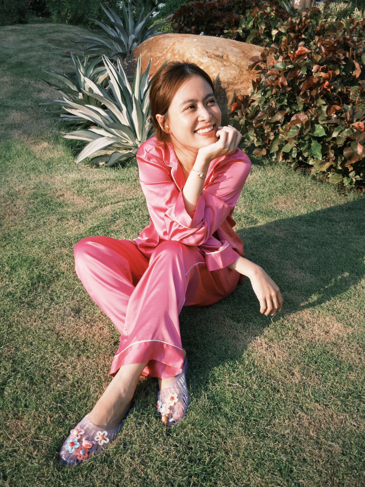 Ở tuổi 37, Hoàng Thùy Linh không chỉ giữ vững phong độ nghệ thuật mà còn khiến công chúng ngưỡng mộ bởi nhan sắc trẻ trung. Với hai “nước thần” quen thuộc mỗi ngày cùng lối sống khoa học, cô chứng minh rằng vẻ đẹp bền vững bắt đầu từ những thói quen đơn giản.