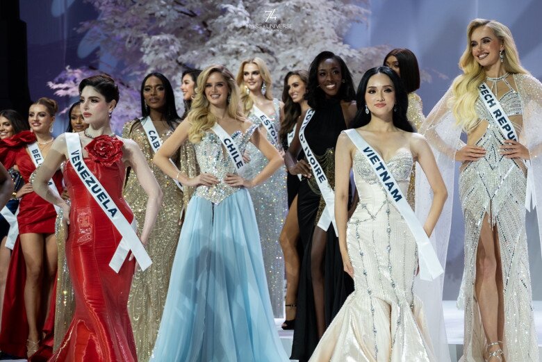 Hương Giang nổi bật giữa dàn đối thủ trên sân khấu.