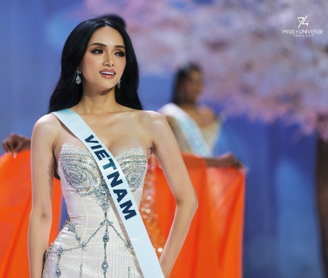 Hình ảnh lần đầu xuất hiện trên fanpage Miss Universe của Hương Giang.