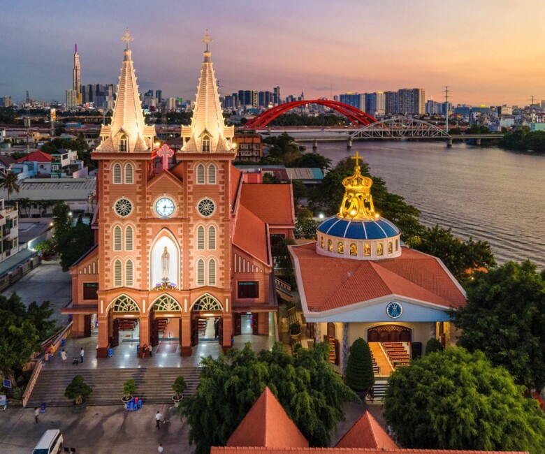 Nhà thờ Fatima Bình Triệu chọn hướng Gothic tinh giản, mảng tường phẳng, đường nét gọn, diện tích nhỏ và hiện đại hơn.