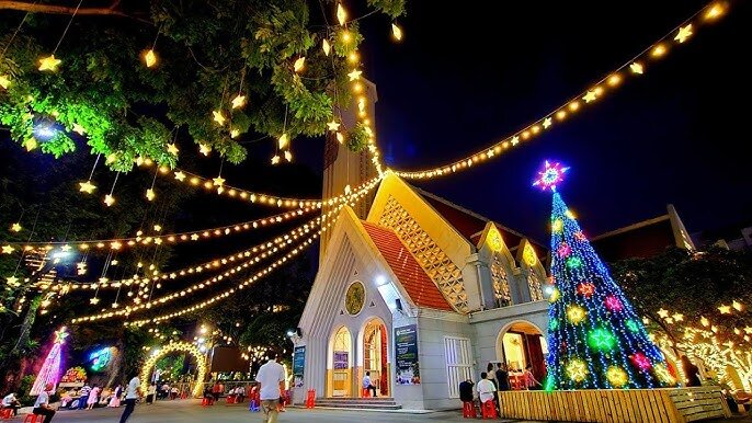 Nhà thờ Kỳ Đồng là thích hợp để gia đình, bạn bè có thể đến chiêm ngưỡng những hang đá cầu kỳ, những chi tiết về mùa Noel được các giáo dân kỳ công chuẩn bị.