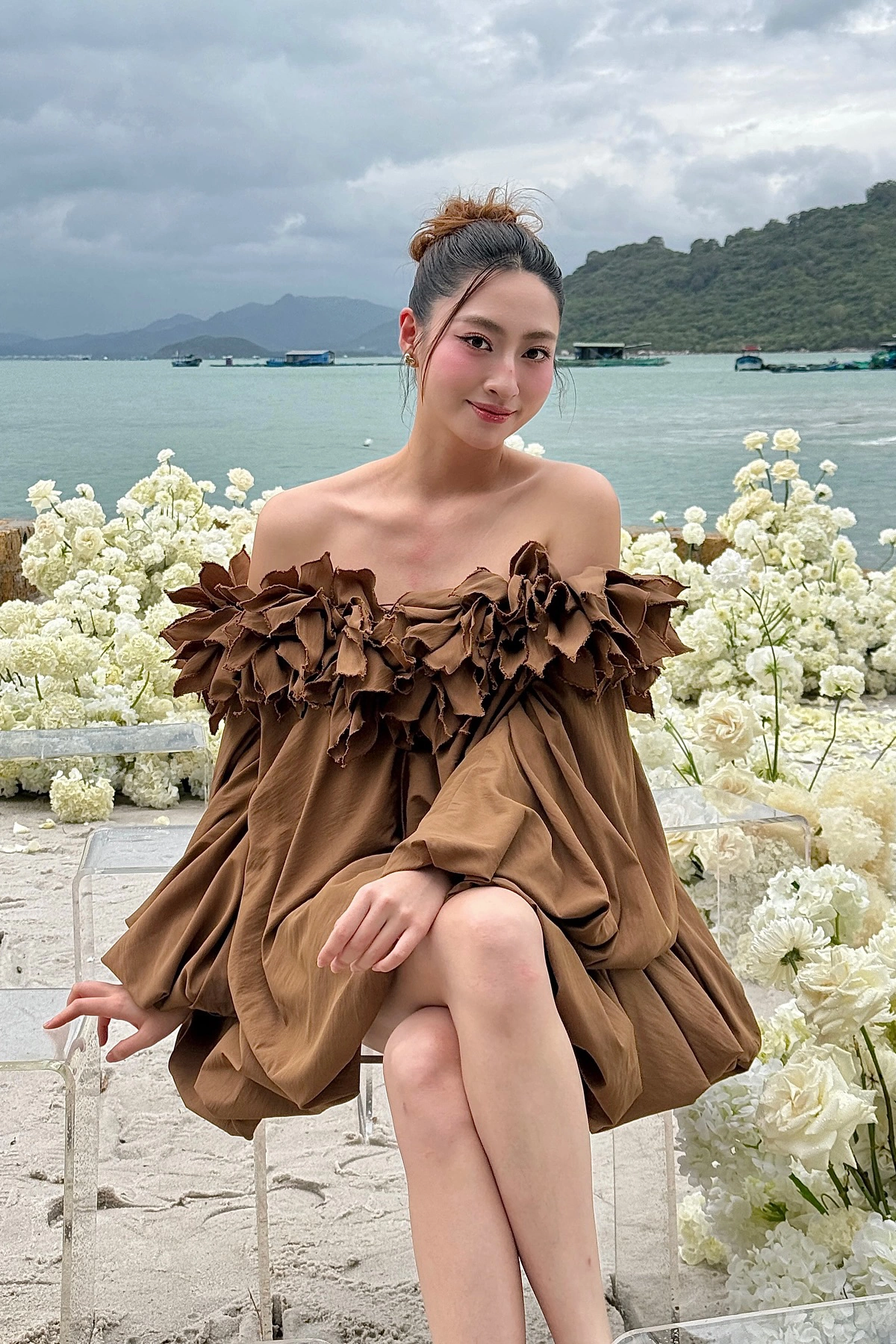 Hoa hậu Lương Thuỳ Linh thay đổi, ưu tiên những trang phục cắt xẻ vừa phải nhưng vẫn tôn lên vóc dáng gợi cảm khi tham dự lễ cưới.