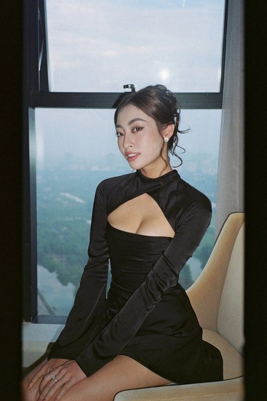 Lương Thuỳ Linh mặc khoét ngực sâu tại đám cưới của Á hậu Phương Nga. 