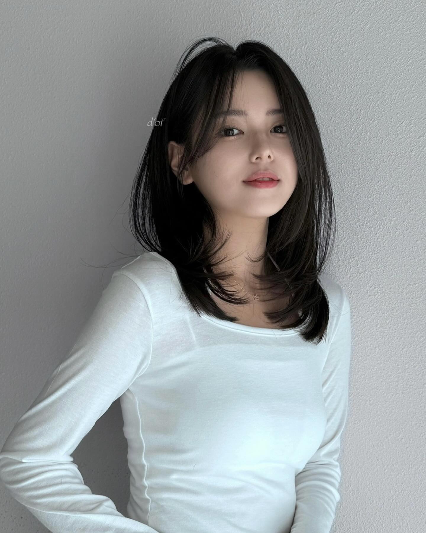 Tóc lửng layer là lựa chọn hoàn hảo cho nàng muốn tóc dày hơn mà vẫn tự nhiên. Cắt tỉa nhẹ giúp tóc phồng, bồng bềnh và cực kỳ tôn gương mặt – vừa trẻ trung vừa thanh lịch.