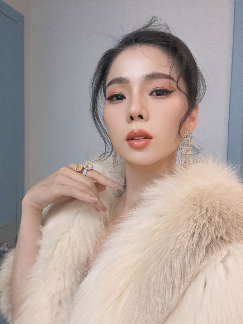 Ở tuổi 44, Lệ Quyên chứng minh rằng một làn da đẹp không nhất thiết phải nhờ đến thẩm mỹ mà đến từ kỷ luật và lối sống lành mạnh như đắp mặt nạ hằng ngày đến ngủ đủ 9 tiếng.