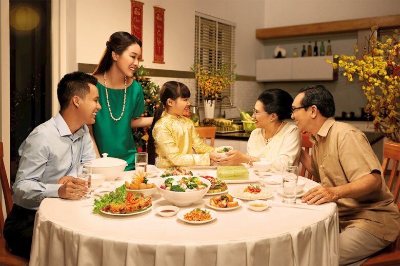 Tôi chọn phong bì vừa phải, kèm món quà nhỏ như trà, trái cây hoặc yến để tạo cảm giác chỉn chu. Khi không vay mượn, không áp lực, Tết trở nên nhẹ nhàng, bố mẹ vui, tôi cũng thấy đủ đầy.