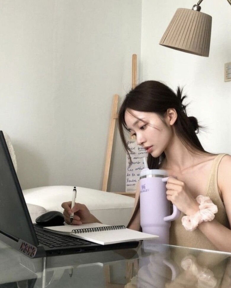 Thay vì đợi đến cận Tết, tôi học cách chuẩn bị mọi thứ từ sớm: tách riêng một khoản cố định ngay khi nhận lương, lên danh sách quà biếu, săn ưu đãi và mua dần. Nhờ vậy, tôi không còn cuống cuồng hay thiếu hụt vào những ngày cuối năm.