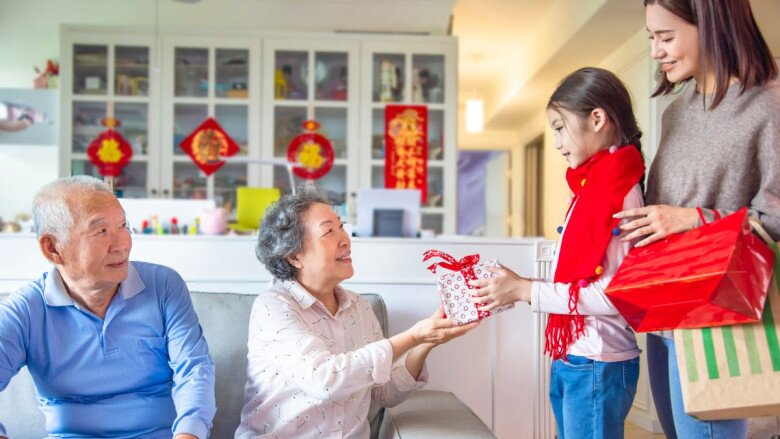Thay vì cố chạy để bằng bạn bằng bè, tôi chọn biếu trong khả năng, 2–5 triệu là hợp lý. Thêm quà nhỏ hoặc thời gian chăm sóc còn ý nghĩa hơn nhiều.