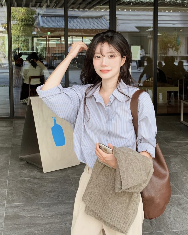 Phối nhiều chất liệu khác nhau trong cùng outfit giúp đồ sáng màu không bị phẳng. Sự tương phản nhẹ giữa vải lụa, cotton hay denim tạo cảm giác tinh tế.