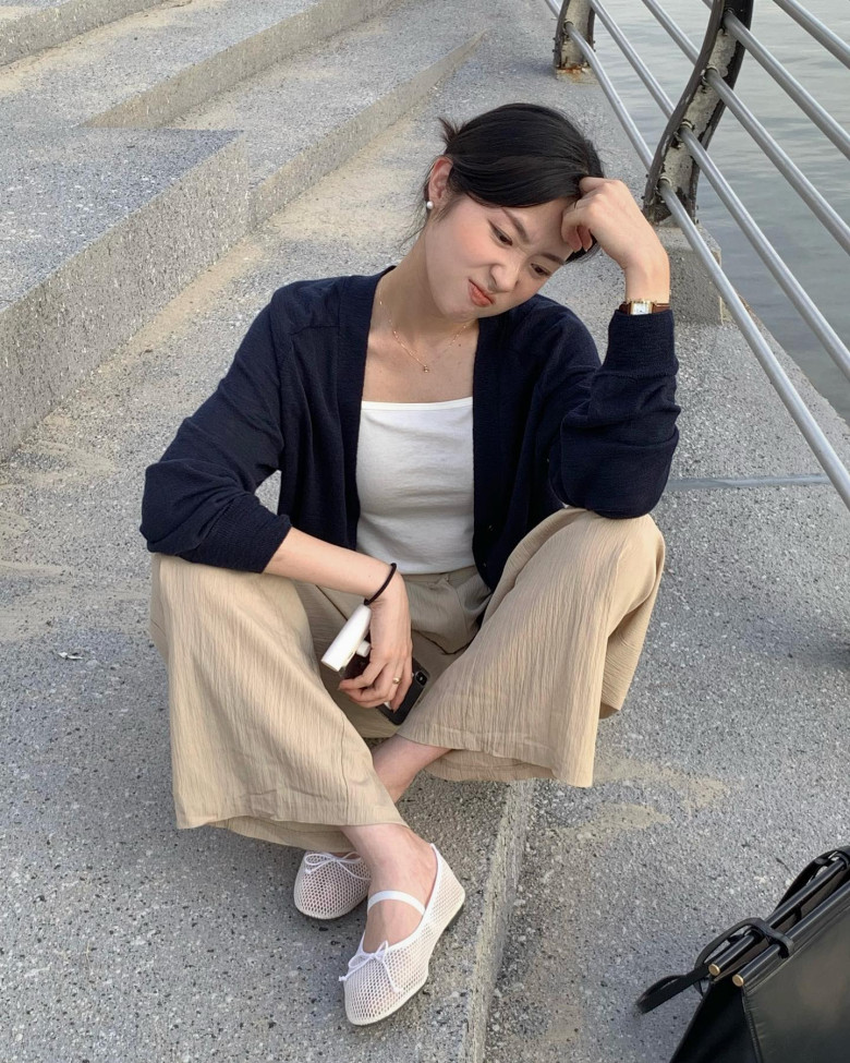 Khi mặc đồ sáng màu, phụ kiện nên tiết chế tối đa. Túi xách, giày dép và trang sức đơn giản giúp tổng thể thanh thoát, tránh chiếm spotlight trang phục.