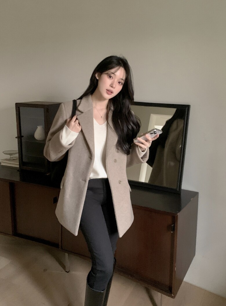 Đồ sáng màu chỉ đẹp khi phom dáng đủ chuẩn. Thiết kế tối giản, đường cắt rõ ràng giúp trang phục thanh lịch hơn, tránh cảm giác rườm rà hay bánh bèo.