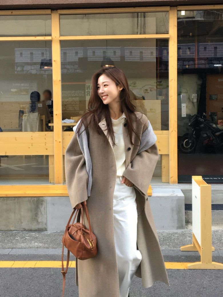 Trang phục sáng màu nên được cân bằng bằng các gam trung tính như trắng, be hoặc kem. Cách phối này giúp tổng thể dịu mắt, tinh tế và hạn chế cảm giác sến.