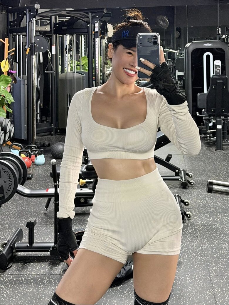 Quế Vân chăm chỉ chia sẻ những hình ảnh diện đồ táo bạo khi đến phòng tập.