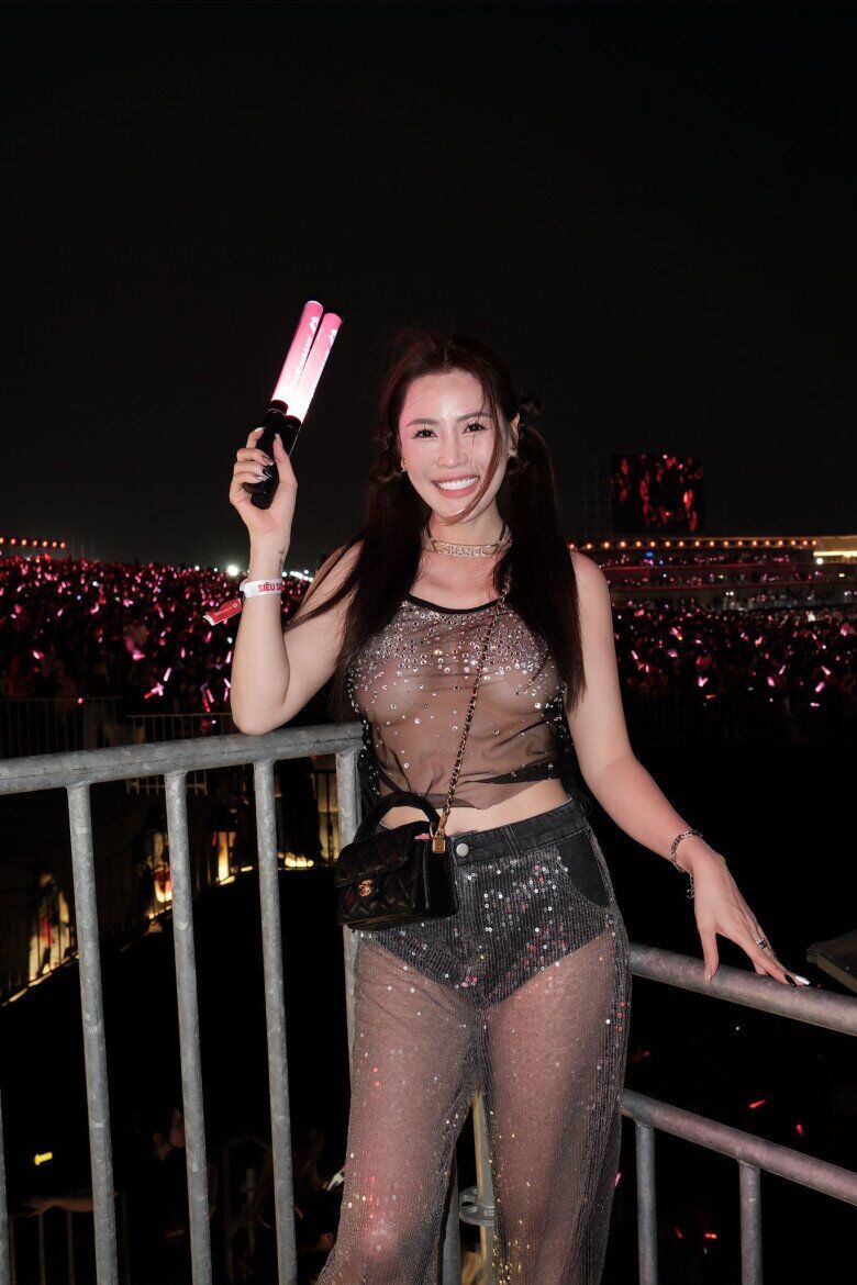 Người đẹp 8X từng trở thành tâm điểm chỉ trích vì nhiều lần diện outfit mặc như không.