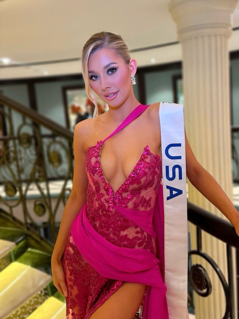 Người đẹp 22 tuổi ưa chuộng các thiết kế cắt xẻ táo bạo, khoe triệt để lợi thế hình thể.