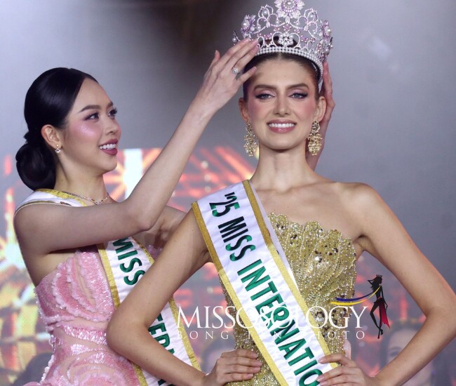 Catalina Duque Abréu - người đẹp đến từ Colombia được Hoa hậu Thanh Thuỷ trao lại vương miện Miss International vào tối 27/11.