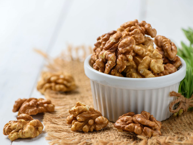 Quả óc chó giàu omega-3 và vitamin E, óc chó giúp củng cố lớp màng lipid bảo vệ da, giữ ẩm và chống lão hóa. Chỉ vài hạt mỗi ngày đã đủ để da mềm mại, đều màu hơn. Thêm óc chó vào salad, sữa chua hoặc yến mạch là cách dưỡng da từ bên trong hiệu quả.