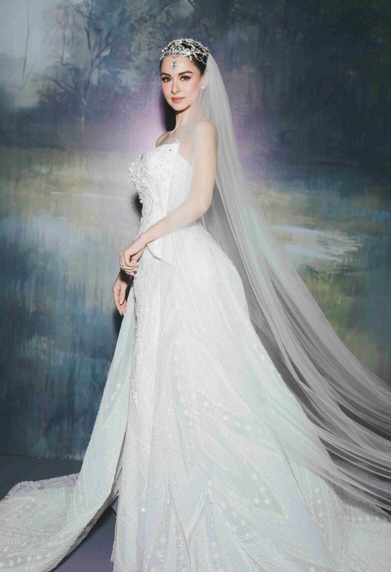 Marian Rivera hóa nữ thần trong bộ váy cưới trắng tinh khôi đính pha lê lấp lánh. Ở tuổi 41, nữ diễn viên Philippines vẫn giữ nhan sắc không tuổi, thần thái sang trọng và khí chất kiêu sa khiến ai cũng phải ngước nhìn.