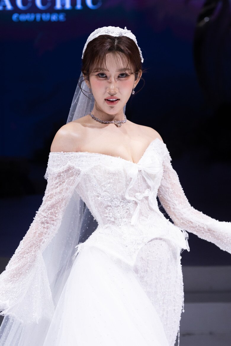 Thuý Ngân diện váy bó sát, khoe vòng một gợi cảm khi tái xuất sàn diễn sau thời gian vắng bóng. 
